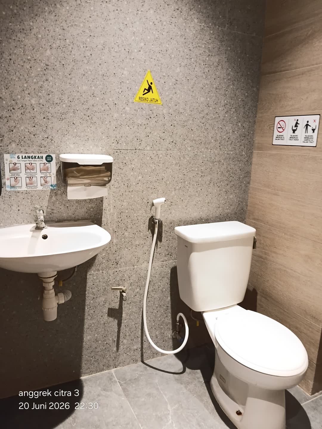 Toilet pasien yang bersih dengan penanda keselamatan