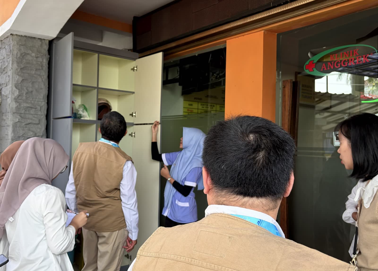 Tim surveyor akreditasi meninjau fasilitas penyimpanan di klinik