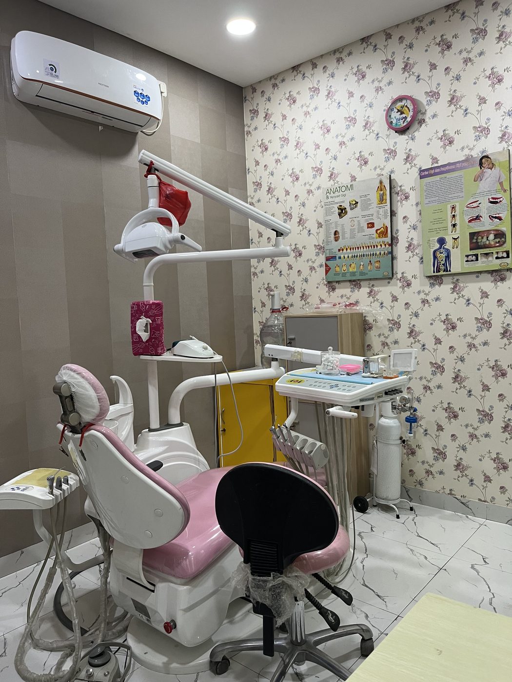 Klinik Anggrek Jembatan Besi