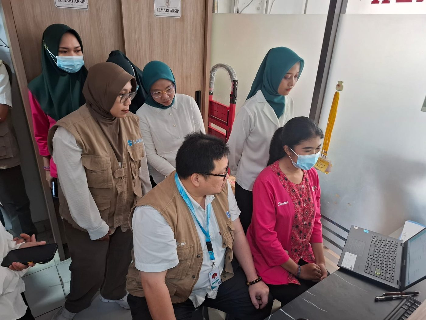 Tim Surveyor LAMFI meninjau proses pelayanan di Klinik Pratama Anggrek Jelambar